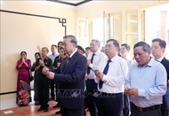 Party chief pays tribute to President Ho Chi Minh at House No.48 on Hang Ngang street